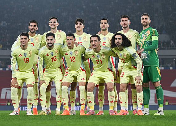 In einer direkten Konfrontation in der nächsten Runde wird Spanien zur Weltmeisterschaft aufsteigen, ohne 7 Tore gegen Türkiye zu verlieren.