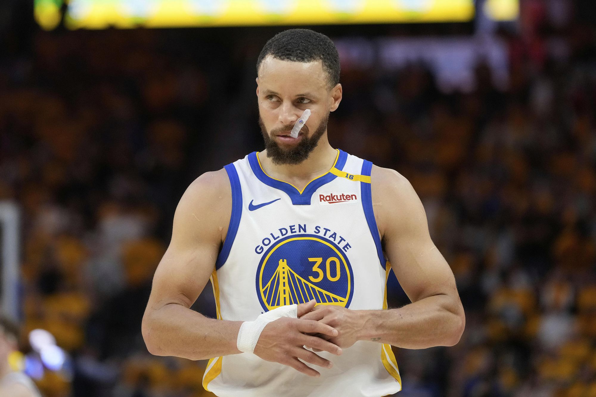 Die Warriors erzielten im Spiel 19 Dreier, Curry fünf Dreier und die Warriors weigerten sich, drei Spiele in Folge zu verlieren.