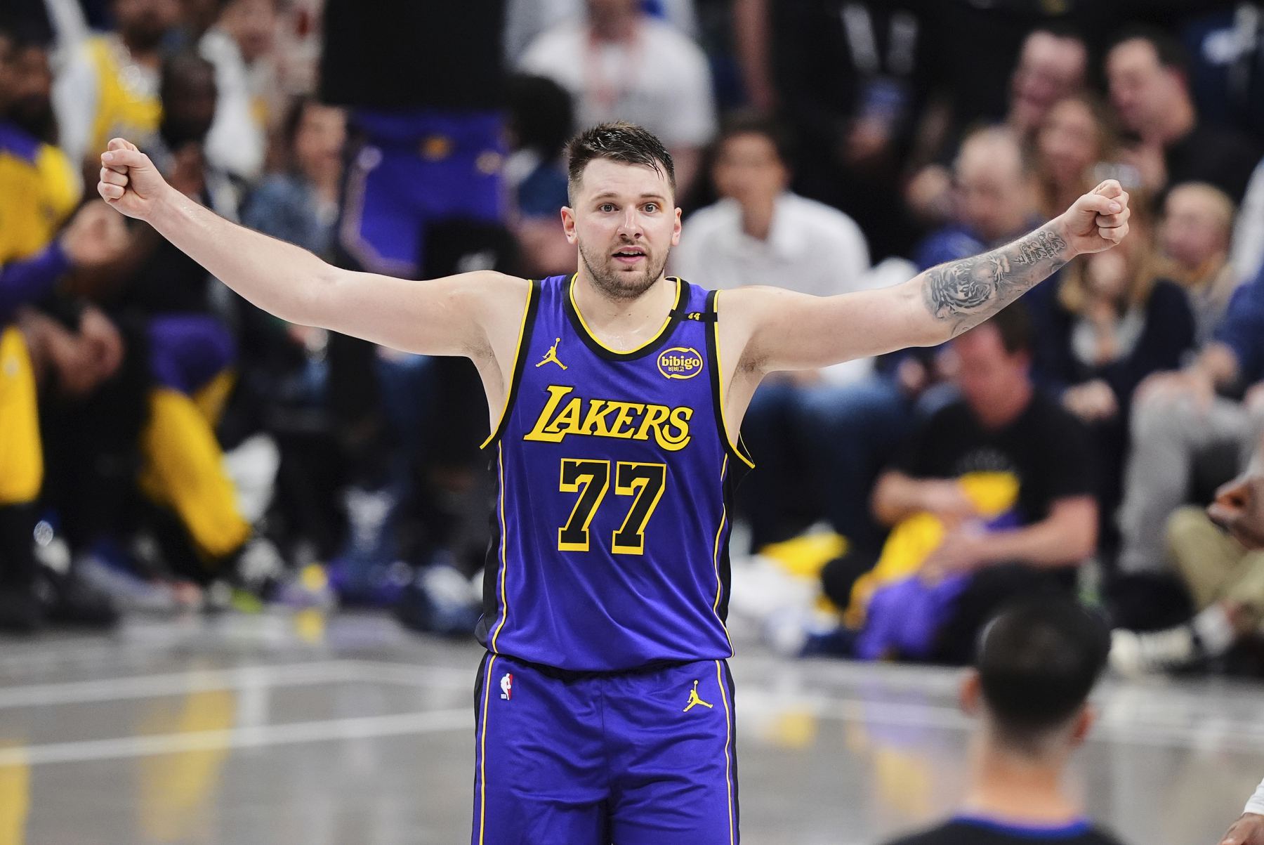 Doncic erzielte in seiner Karriere durchschnittlich 28,7 Punkte pro Spiel und lag damit nur hinter Jordan und Chamberlain an zweiter Stelle in der Geschichte.