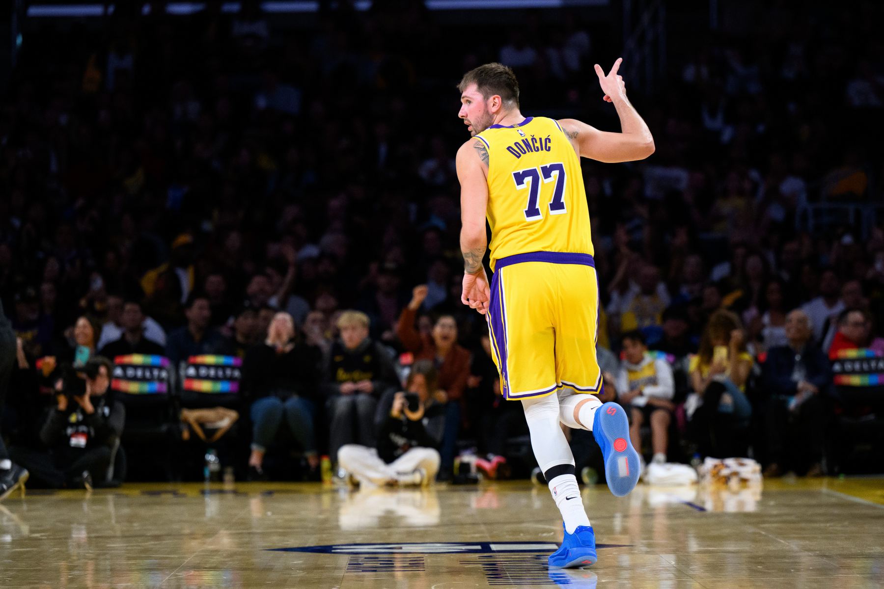 Die Lakers besiegten die Bucks zur Halbzeit! Doncic hatte 21 Punkte und 5 Assists, und die Ersatzspieler verpassten kein einziges Tor.